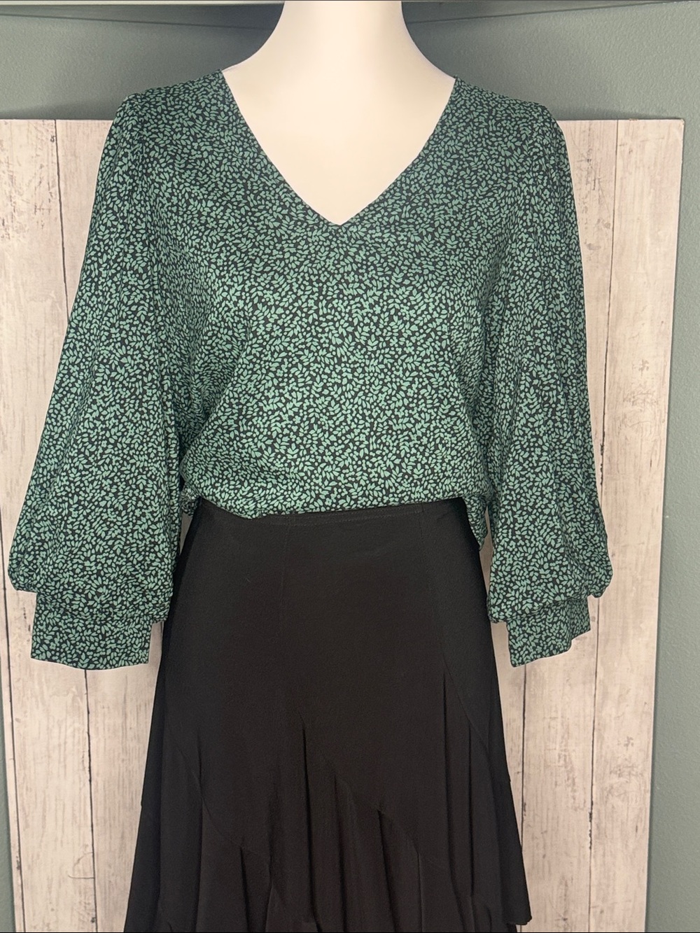 A New Day Sz M Green V-Neck Petite Floral Blouse